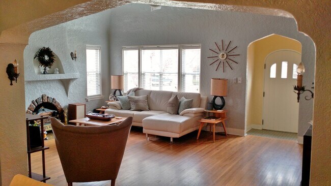 Building Photo - 840 S Knoxville Ave