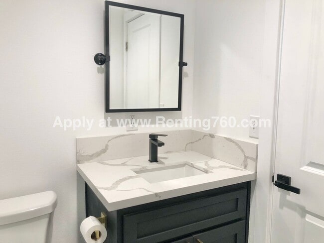 Building Photo - Modern & Updated 1 Bed Home!!!