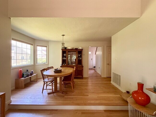 Building Photo - 12 Birchwood Ln