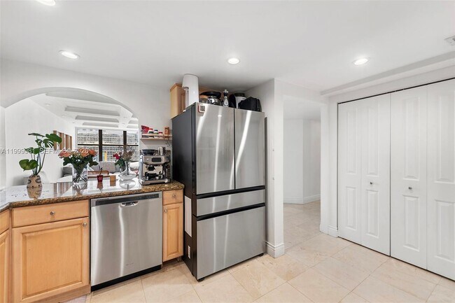 Building Photo - 1915 Brickell Ave