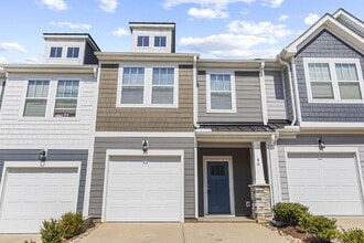 Building Photo - Craftsman 3BD Townhome Near Downtown Greenville | Garage + Granite Kitchen