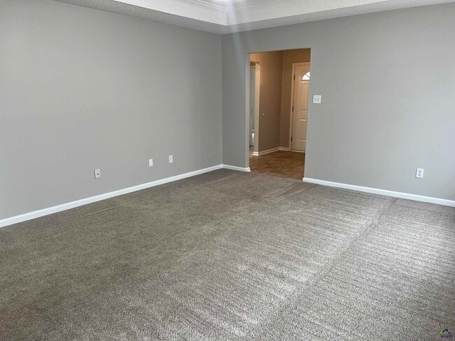 Building Photo - 215 Haverhill Cir