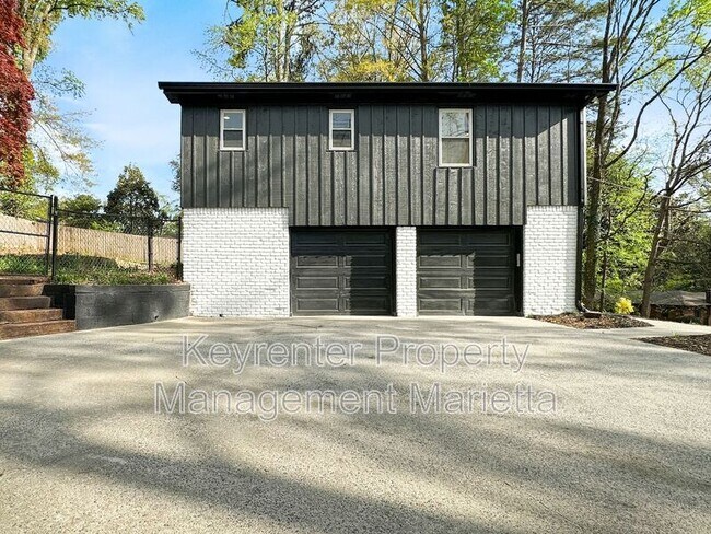 Building Photo - 651 Inglis Dr S E