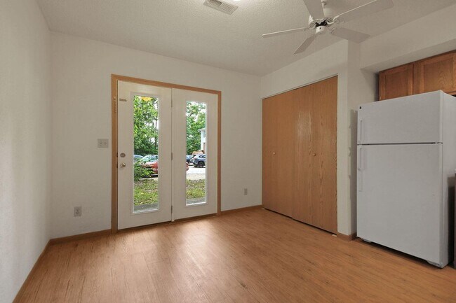 Building Photo - 3 Bed 2 Bath unit Close to Downtown