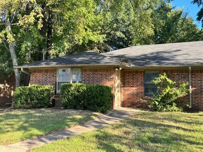 Building Photo - 10802 Kiamichi Dr