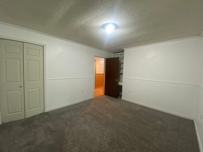 Building Photo - Secluded 4 bedrooms 3 baths with 2 car garage and fenced in yard in the town of Rutland for rent!