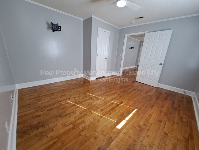 Building Photo - 112 Miller St