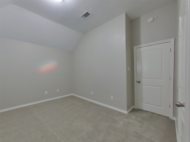 Building Photo - 8026 N Tarrytown Crossing Dr