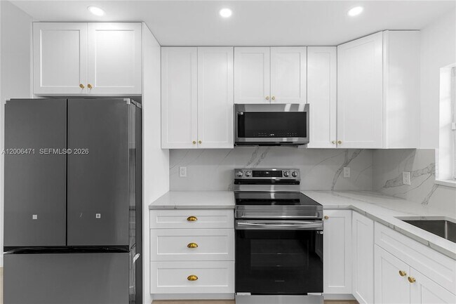 Building Photo - 1400 NE 57th Ct