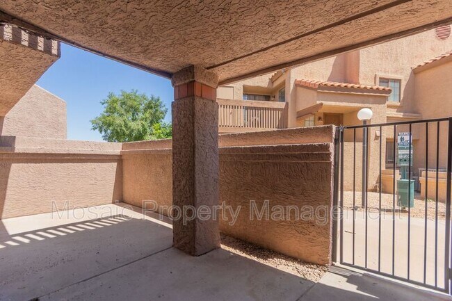 Building Photo - 700 E Mesquite Cir