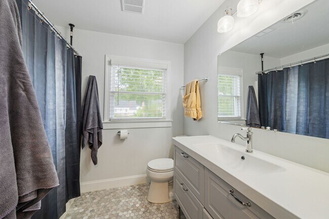 Building Photo - Beautiful 4 Bedroom Home off Of Cutshaw Ave! ***Available Early August 2026***
