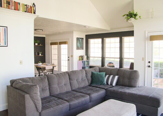 Building Photo - Spacious 4-Bed, 3-Bath Townhouse Retreat i...