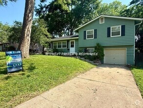 Building Photo - Adorable side by side split with brand new...