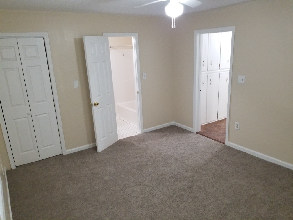 Master Br with ensuite - 301 Pennsylvania Ave