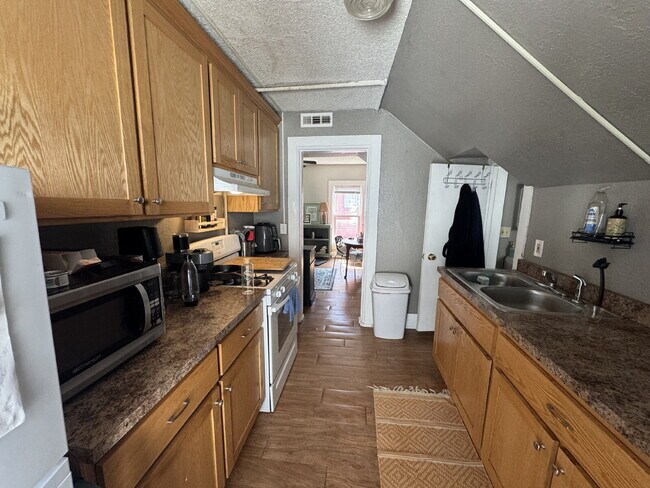 Building Photo - Charming 2-Bed upper Duplex in NE in Minneapolis