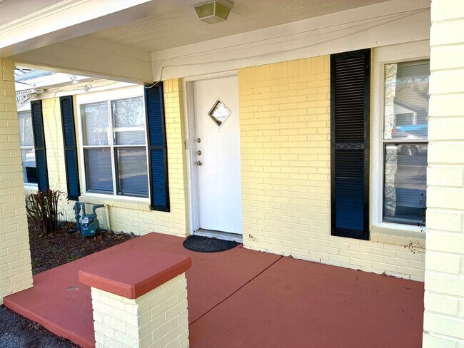 Building Photo - 800 Vanderveer