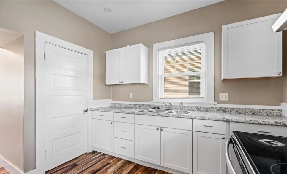 Building Photo - 900 E Stewart St