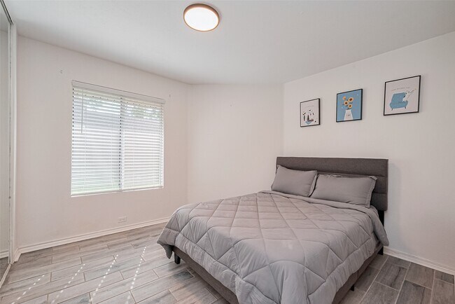Building Photo - 8711 Pines Pl Dr