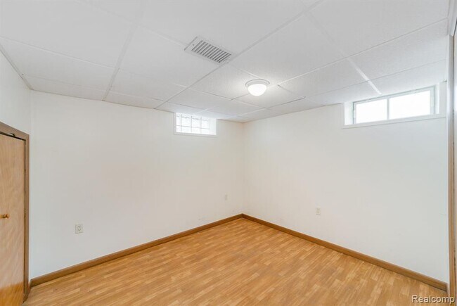 Building Photo - 305 E Granet Ave
