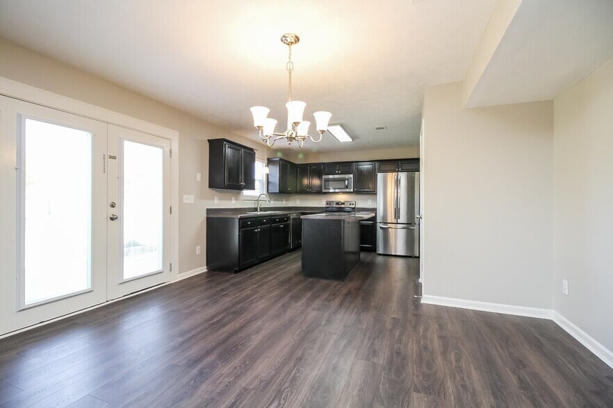 Building Photo - 2215 New Port Dr