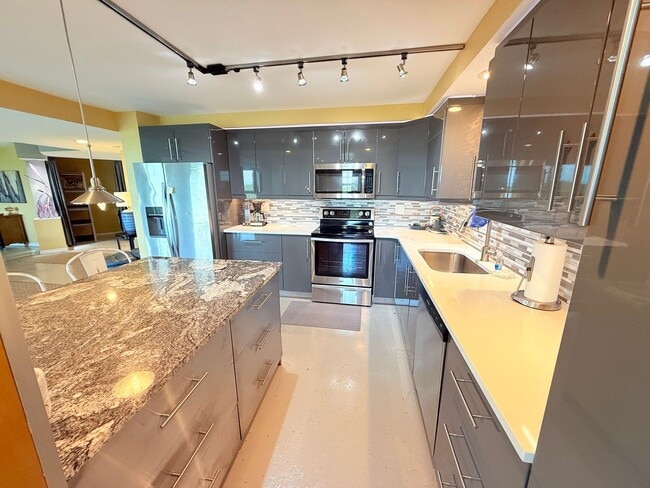 Building Photo - Huge Loft-Style 1 bed 1.5 Bath for Rent in...