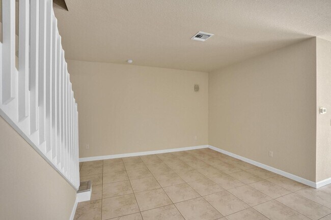 Building Photo - Gorgeous Townhome in Parkland