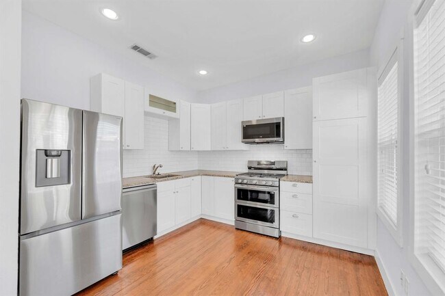 Building Photo - 615 W 33rd St