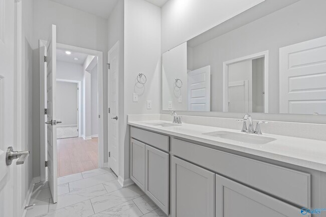 Building Photo - 247 Pennington Ave