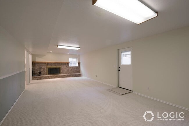 Building Photo - Spacious Home in Tooele!