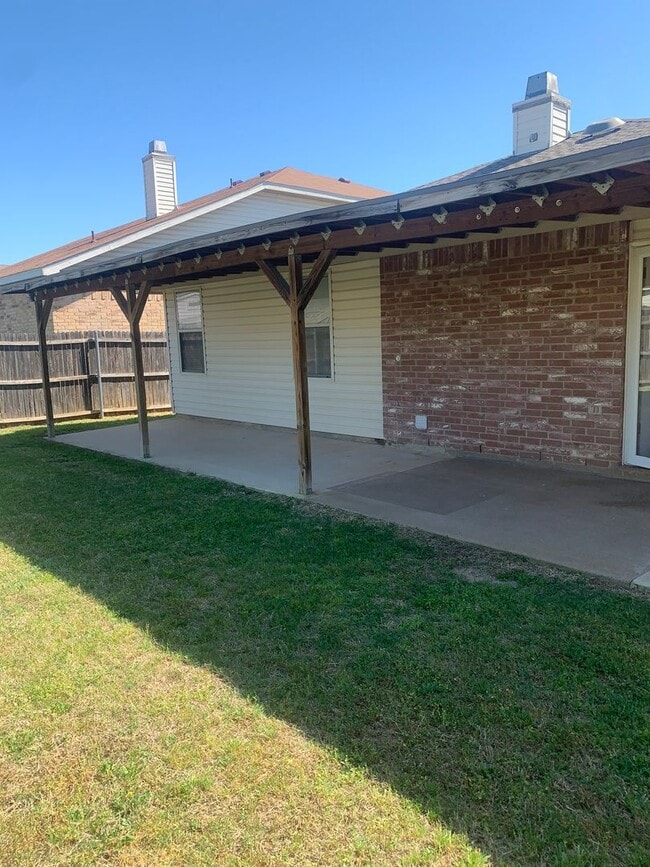 Building Photo - Charming 3BD/2BA with fireplace
