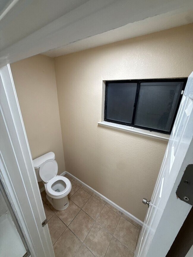 Building Photo - 3 Bed| 2 Bath | 1407SF | 2 Car Garage | Single Story | Tenant pays $175 monthly for WS&G