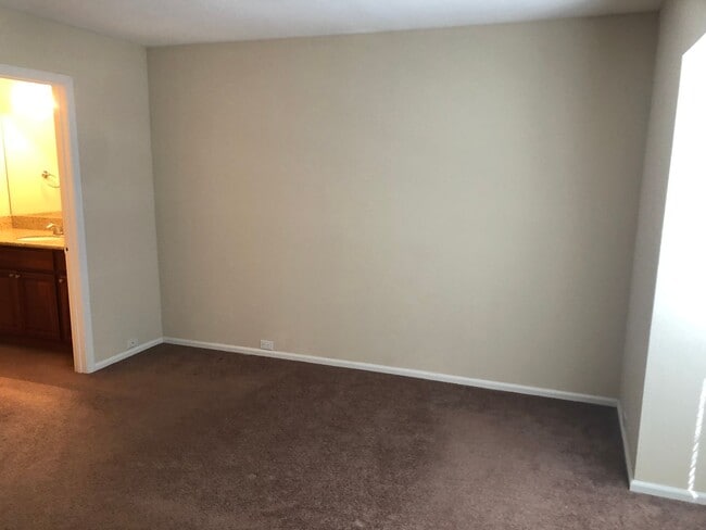 Building Photo - NICE 2ND STORY CONDO IN WOODSIDE SIERRA GA...