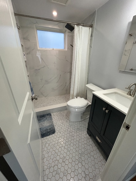 Building Photo - 955 E Broadway