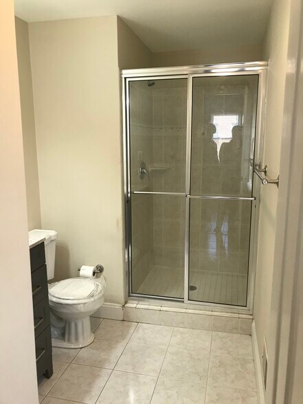 Building Photo - 2521 Foster Ave