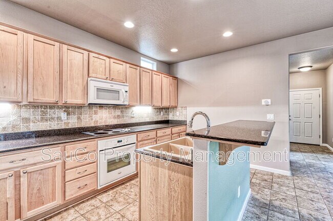 Building Photo - 3722 SE Oakleaf St