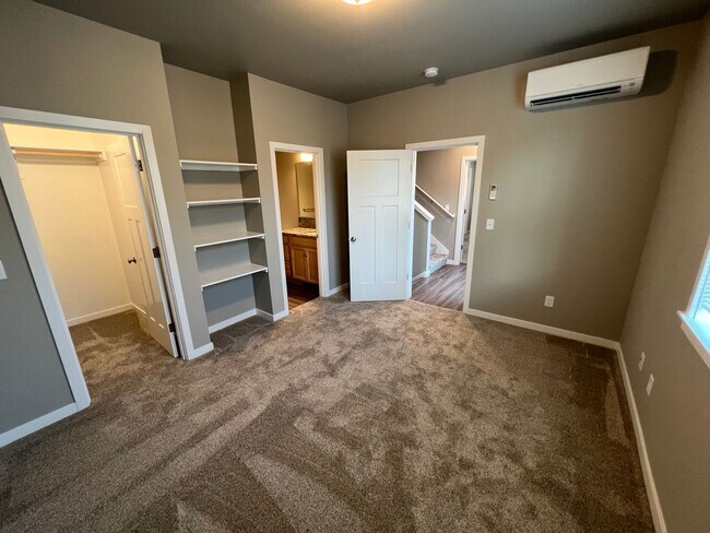 Building Photo - NEW 4 Bedroom / 4.5 Bath Townhome. A/C in every bedroom