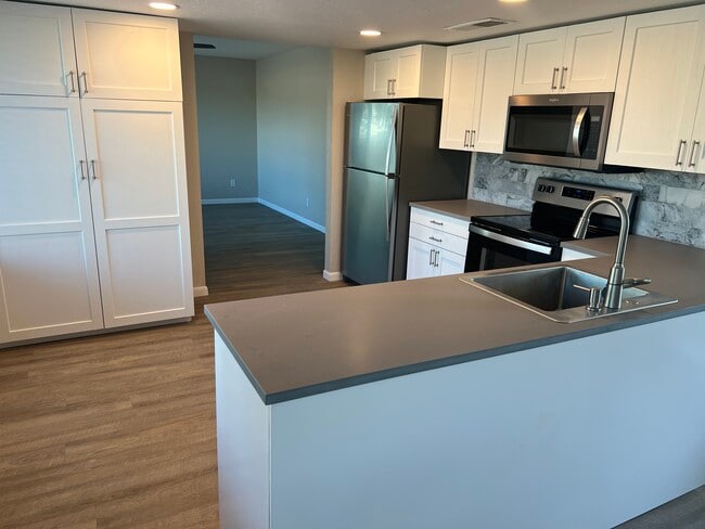 Building Photo - 2333 W Larkspur Dr