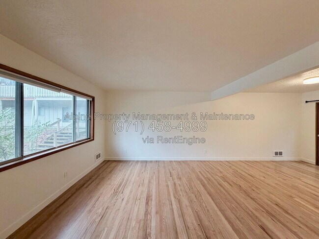 Building Photo - 7030 SW Canyon Crest Dr