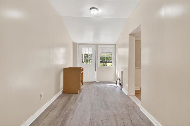 Building Photo - 409 Meadow Rd