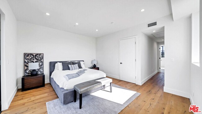 Building Photo - 1123 N Formosa Ave