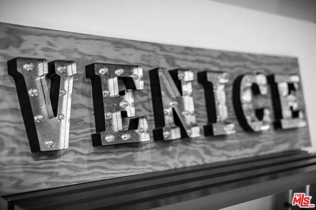 Building Photo - 815 Hampton Dr