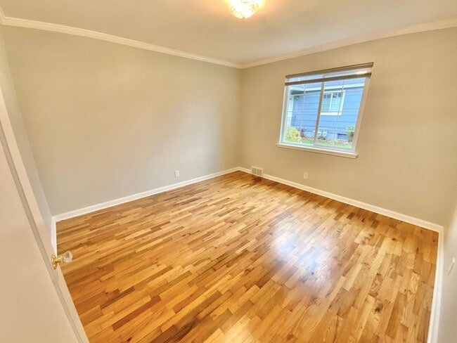 Building Photo - Beautiful Townhouse with Fenced Yard, Garage, and AC