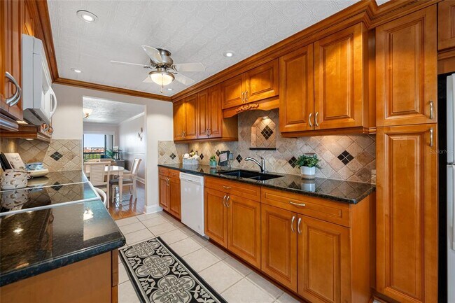 Building Photo - 3400 Cove Cay Dr