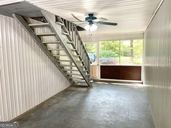 Building Photo - 160 Farm Ln