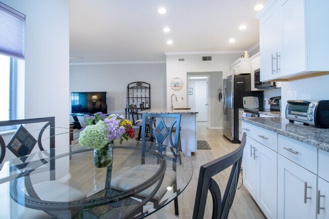 Building Photo - Fully Furnished - 2 bed 2 Bath villa - South Sarasota