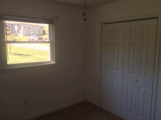 Building Photo - 3 Bed 2 Bath Home