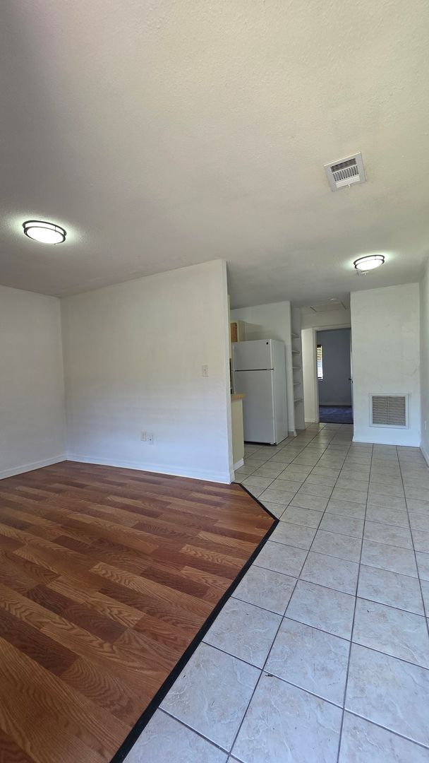 Building Photo - ** 1 Bedroom 1 Bath ** LIMITED TIME SPECIAL **