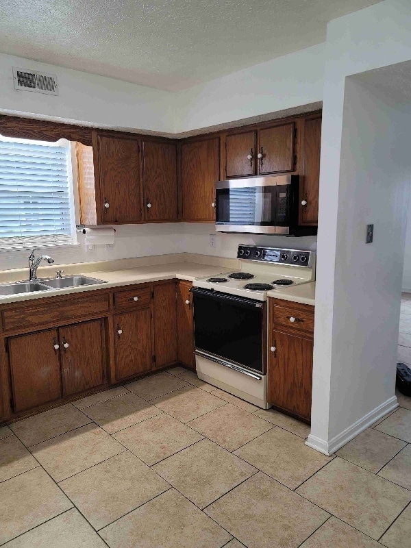 Building Photo - 739 W 8th St