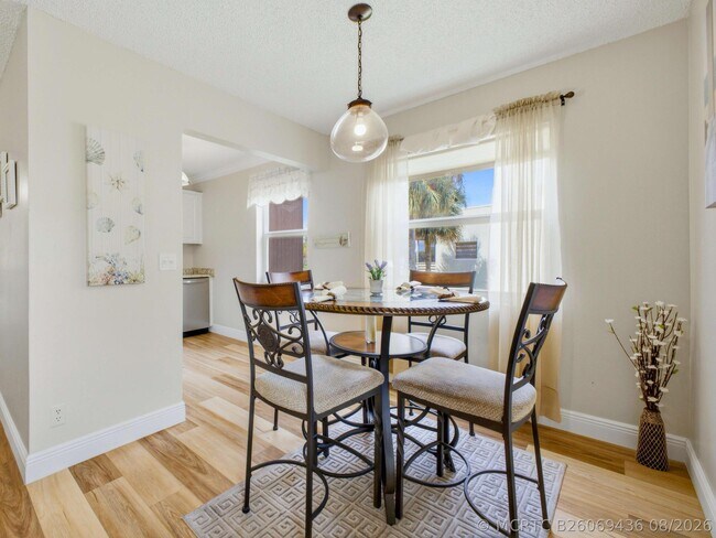 Building Photo - 755 Normandy Ln