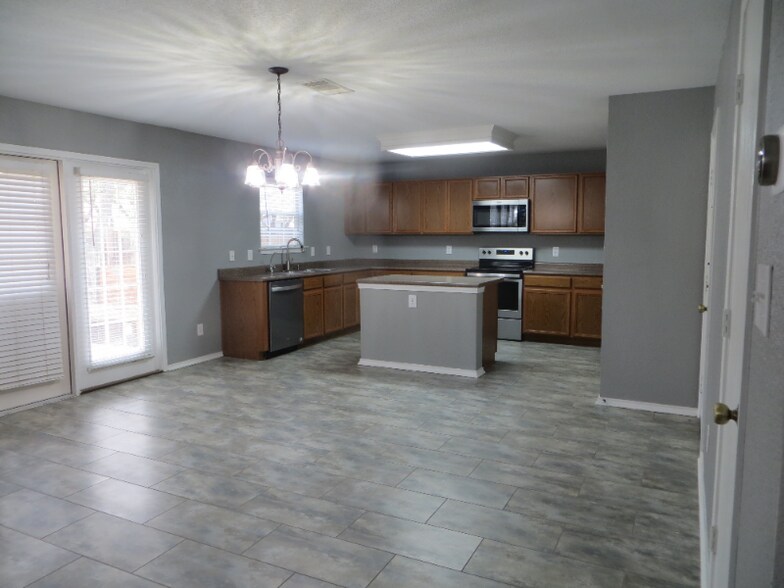 Building Photo - 7203 Avator Bay